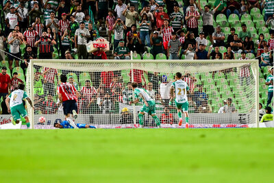 Santos Laguna derrota por la mínima a Chivas en el Corona