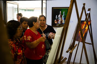 Artista laguneros plasman su 'Universo de colores' en galería de la UAdeC