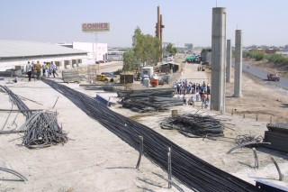 La escultura “El Centinela del Desierto”, al iniciar las obras del DVR en 2003. La obra fue retirada a fines de ese año para dar paso a la ampliación del Periférico. (Archivo)