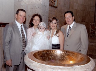 La pequeña Camila con sus padres, Socorro Zamora de Magaña y Manuel Magaña y sus padrinos, Juan Fernando González Rubio y Susana Elías de González.