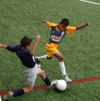 Ayer en el Colegio Cervantes de esta ciudad se puso en marcha la etapa regional del Torneo Futbolito Bimbo Stars 2007, donde 12 equipos de San Pedro, Matamoros, Viesca, Francisco I. Madero y Torreón se disputan un sitio en la etapa prenacional. (Fotografía de Jesús Galindo)