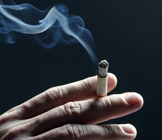 Envejece la piel humo del cigarro