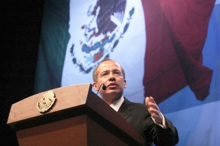 El presidente Felipe Calderón Hinojosa, durante la inauguración de la V Edición México siglo XXI Jóvenes Construyendo, en el Auditorio Nacional de la Ciudad de México. (Notimex)
