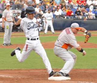 Juan Carlos Canizález jugó como primera base en la pasada serie frente a los Sultanes de Monterrey, el “Canelo” ya empezó a aportar con su bat a Vaqueros Laguna. (Fotografías de Ramón Sotomayor Covarrubias y Ángel Padilla R.)