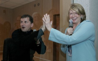 Stewart sopló a Simonyi un último beso a través de la ventana de una habitación 
donde éste permanece en cuarentena antes de realizar el viaje. (AP)
