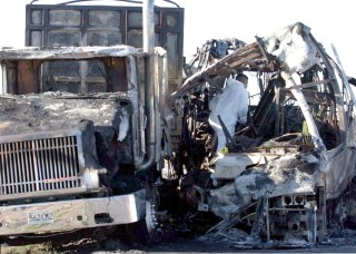 La Policía Federal Preventiva (PFP) reportó que aumentó a 24 el número de muertos por el choque de un autobús de pasajeros y un camión de carga, en la carretera Chihuahua-Ciudad Juárez. (Notimex)
