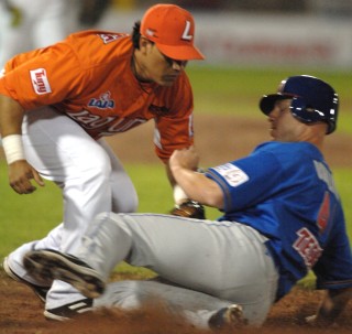 Mario Valdez, aquí en posición defensiva, se mantiene como líder bateador de la Liga Mexicana de Beisbol. (Archivo)