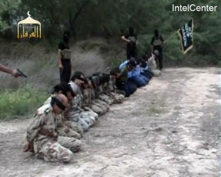 Insurgentes iraquíes distribuyeron un video que muestra el fusilamiento de veinte soldados y policías secuestrados. (AP)