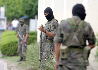 Elementos del ejército arribaron, donde dos policías de San Nicolás de los Garza, Nuevo León, murieron y uno más resulto gravemente herido.(Notimex)