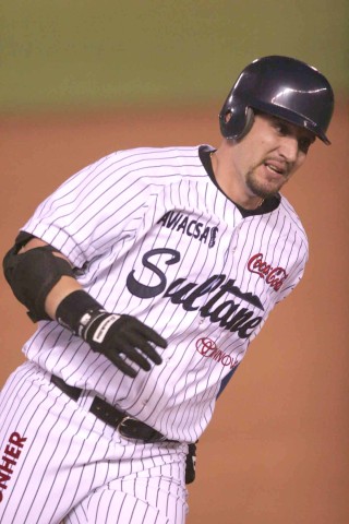 Erubiel Durazo debutó ayer con los Sultanes y conectó cuadrangular en el triunfo sobre los Pericos de Puebla. (Fotos cortesía de la Liga Mexicana de Beisbol)