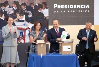 Gabriela Cuevas, Josefina Vázquez Mota, el Presidente de la República, Felipe Calderón y Rafael Ochoa, durante el inicio de la aplicación de la prueba enlace 2007. (NOTIMEX)