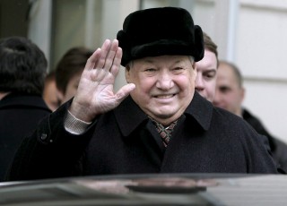 Foto de archivo, tomada el 28 de febrero de 2006, del ex presidente ruso Boris Yeltsin saludando a su salida del Virchow Hospital Center, en Berlín, Alemania. El ex mandatario ruso falleció de manera repentina ayer a causa de un fallo cardiaco. (EFE)