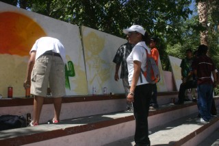 Instantes en que jóvenes que participan el el primer concurso de graffiti convocado por el Sideapa, plasman en lienzos sus bocetos.