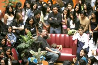 Antes de la sesión, Tunick habló con las 105 mujeres que participaron en este nuevo desnudo. (El Universal)
