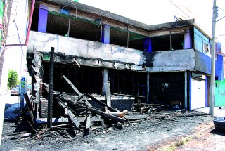 El incendio se registró alrededor de las 00:20 horas y una unidad de Protección Civil se percató del fuego que salía de la propiedad; gracias a ello se sofocó el siniestro rápidamente.