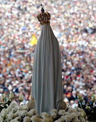 Miles de peregrinos participaron ayer en el santuario de Fátima, Portugal, en la celebración del 90 aniversario de la aparición de la Virgen a tres niños pastores. (EFE)