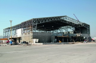 El Gimnasio Auditorio Centenario de Gómez Palacio tiene un 65 por ciento de avance en su construcción, y se espera esté debidamente terminado para el mes de junio próximo. (Fotografía de Raúl Zugasti)