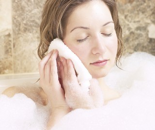 Especialistas consideran que bañarse es la mejor manera de conservar una piel limpia y saludable.