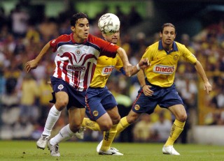Las Chivas Rayadas y las Águilas del América protagonizarán otro emocionante clásico de clásicos esta noche en el Estadio Azteca, en duelo correspondiente a la ida de semifinales del Torneo Clausura 2007 del futbol mexicano (Jam Media)