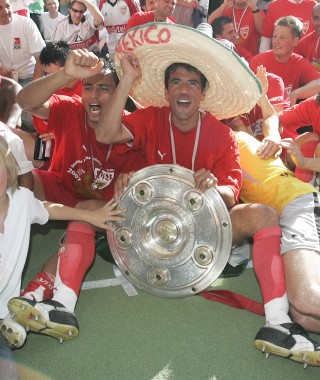 Pavel Pardo festeja tras quedar su equipo, el Stuttgart, campeón de Alemania. (AP)