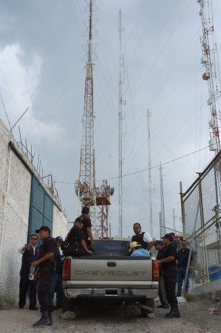 Momentos en que agentes federales realizaron el cateo en las instalaciones del Canal 2 el pasado 25 de agosto de 2006.