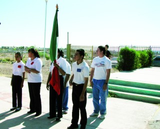 En la gráfica aparece la escolta del CAM de Cuencamé durante la inauguración de un encuentro deportivo.