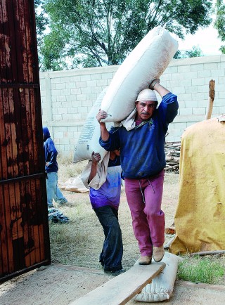 Productores de frijol de Cuauhtémoc, Cuencamé, esperan que ahora sí se les paguen las dos mil toneladas que les deben las empresas acopiadoras.