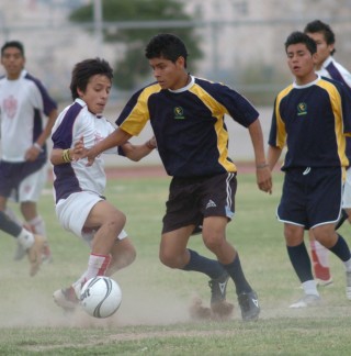 En una final muy disputada, el Colegio Español se impuso por marcador global de dos goles a uno a Escofis Rojo para coronarse campeón de la rama varonil de la Liga Interpreparatorias de Futbol Soccer. (Fotografía de Jesús Galindo López)