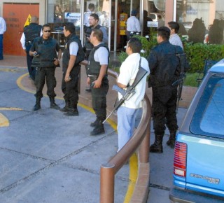 Por lo menos en siete hechos ilícitos se han visto involucrados sujetos fuertemente armados con vestimentas similares a las de corporaciones policiacas en camionetas de lujo.