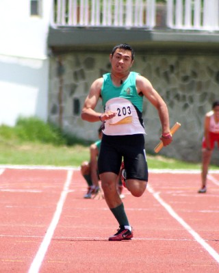 Un lagunero aportó ayer su esfuerzo en el equipo de Coahuila para obtener la medalla de oro en la prueba de relevos 4x100 metros. 
