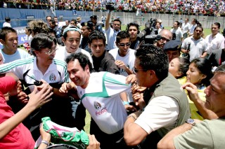 Gran revuelo causó la práctica de la selección mexicana de futbol en San Luis Potosí, que mañana recibe a la selección de Irán en partido amistoso; el estadio registró una entrada de 40 mil aficionados para ver a sus ídolos y al término del entrenamiento los jugadores y técnico tuvieron que ser escoltados por elementos de seguridad. (El Universal)