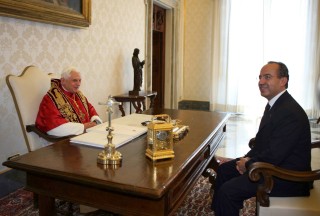 El presidente de los Estados Unidos Mexicanos, Felipe Calderón Hinojosa, durante su reunión con el Papa Benedicto XVI, en Roma, Italia. (Notimex)
