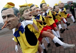 Manifestantes con máscaras de los jefes de estado del G8, vestidos como pinocho y con la larga nariz del personaje infantil, en Rostock, Alemania, se agruparon bajo el lema 'narices de pinochio', 'el G8 necesita más valor para decir la verdad'. (EFE)
