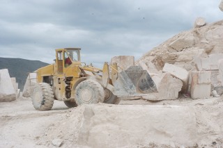 Diariamente se generan alrededor de 450 toneladas de desechos de mármol, a los cuales se busca dar un aprovechamiento o reutilización.
