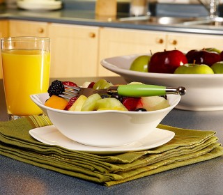 Desayunar un vaso de jugo y fruta nos mantiene saludable y nos proporciona muchos beneficios nutricionales.