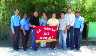Planta magisterial de la Primaria José Revueltas de Santiago Papasquiaro compuesta por los profesores Andrés Fernández Saracho, Lilia Delfina Narváez, david Obregón Franco, Isaías Ontiveros, David Zúñiga y Héctor González, además de África