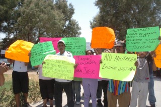 Unas 80 personas se manifestaron ayer frente al campo militar La Joya para pedir que se detengan los operativos del Ejército en sus colonias.
