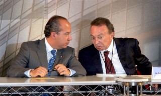 El presidente Felipe Calderón, acompañado por el gobernador del Banco de México, Guillermo Ortiz, durante su participación en la IV Semana Nacional de la Transparencia, organizado por el Instituto Federal de Acceso a la Información. (El Universal)