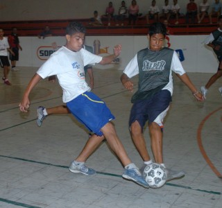 Las acciones del Torneo Locos por el Futbol Centenario de Torreón 2007 se trasladan este fin de semana al Parque Victoria de Ciudad Lerdo. (Fotografía de Jesús Galindo)