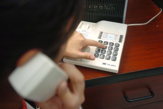 Siga las recomendaciones de la Profeco para evitar pagar excesivos cobros en los recibos de teléfono.