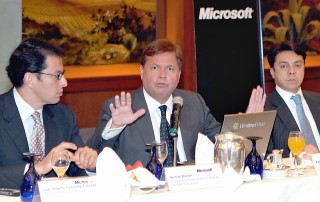 Juan Alberto González, nuevo director de Microsoft México; Hernán Rincón, vicepresidente para América Latina y Felipe Sánchez, director general de estrategia, durante el nombramiento del primero. (Notimex)