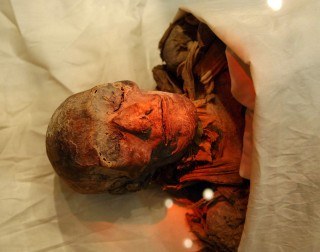 Primer plano de la cabeza de la momia con tres mil 500 años de antigüedad de la reina Hatshpsut de la 18ª dinastía egipcia. (EFE)