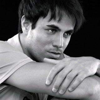 Se divierte Enrique Iglesias con amigo gay