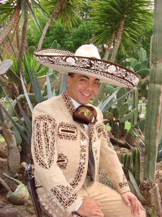 Destaca Cristian Castro el carácter de las mexicanas