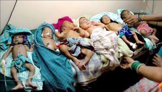 Bebés recién nacidos bajo observación en un ala del Hospital Infantil de Hyderabad, India, hoy miércoles 11 de julio, Día Mundial de la Población. (EFE)