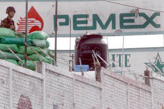 En las instalaciones de Pemex fue intensificada la vigilancia militar, luego de los atentados en
las instalaciones de Guanajuato y Querétaro. (El Universal)