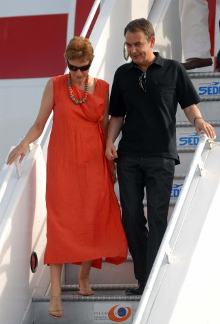 El presidente del Gobierno español, José Luis Rodríguez Zapatero acompañado de su esposa Sonsoles Espinosa, a su llegada al aeropuerto internacional de Cancún. (EFE)