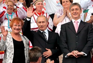 El presidente ruso, Vladimir Putin (c.) saluda junto a la presidenta finlandesa, Tarja Halonen (izq.), y el primer ministro húngaro, Ferenc Gyurcsany (der.), durante el festival de cultura étnica que se celebra en Sarnsk, capital de la República Rusa de Mordovia. (EFE)