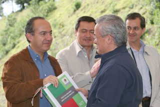 El presidente de México, Felipe Calderón Hinojosa, durante la entrega de la concesión en la inauguración del tramo carretero Tejocotal-Nuevo Necaxa, en el estado de Puebla. (Notimex)
