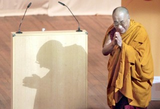 El Dalai Lama saluda a los asistentes en el salón de lectura de la Universidad de Hamburgo, Alemania, hoy viernes 20 de julio. (EFE)
